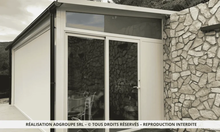 Cuisine extérieure fermée par une véranda avec store occultant