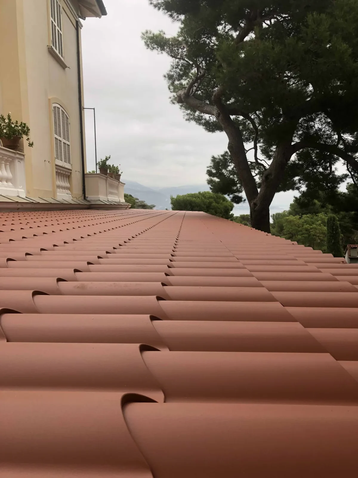 Pose d'un toit isolant sur la pergola d'une villa