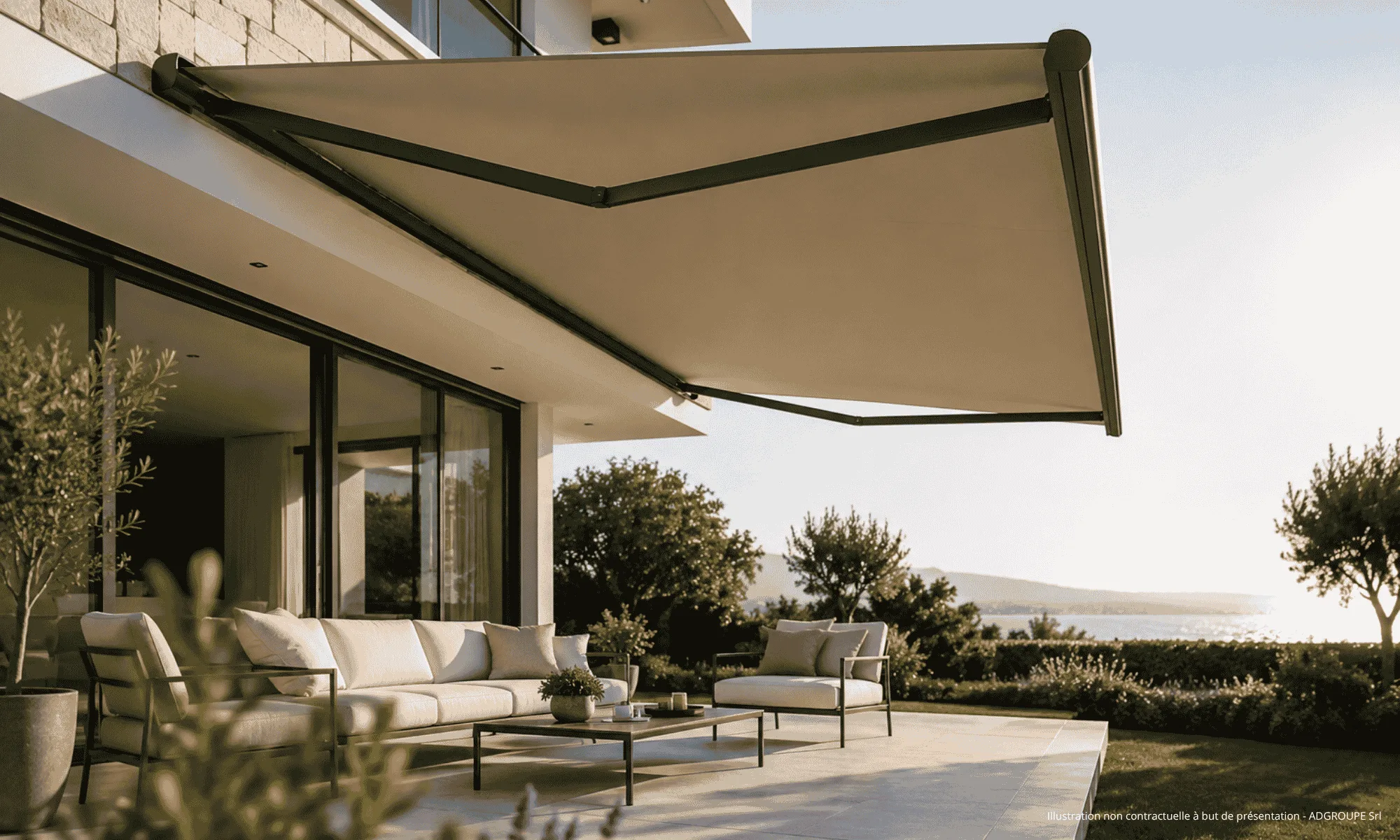 Store banne déployé au-dessus d'une terrasse