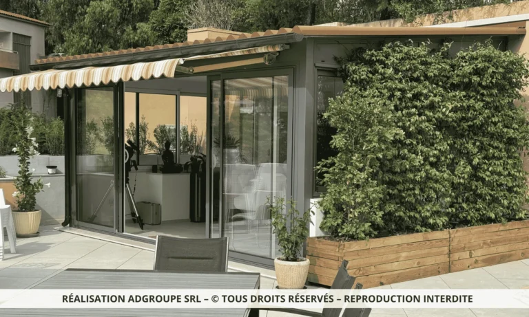 Véranda en fer équipée d'un store