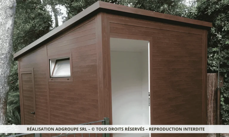 Vestiaire de piscine sur mesure en aluminium aspect bois