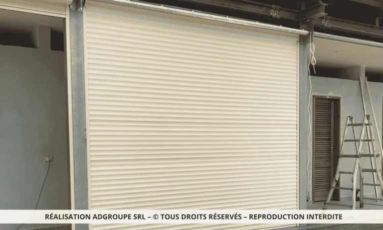 Store vertical sur mesure pour fermeture de plage privée AD GROUPE